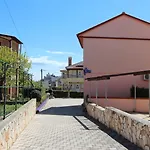 Rozi Apartment *