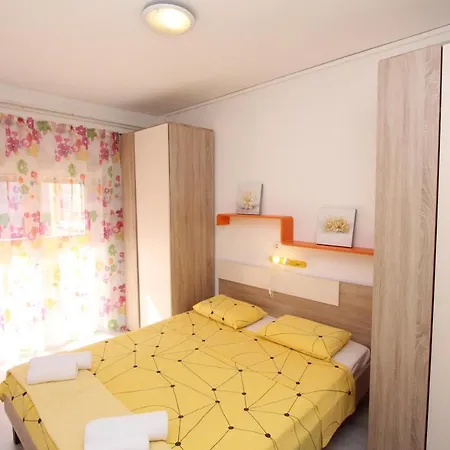 Apartment Rozi *